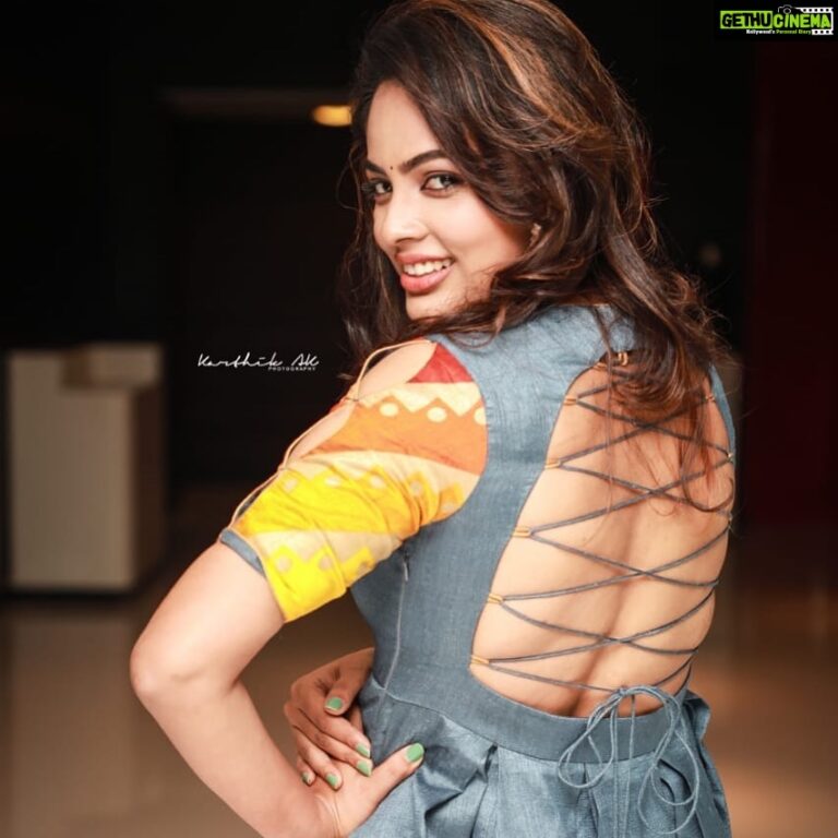 Nandita Swetha Instagram - ‘Miss those coloured hair days’ . . #poser #event #audiolaunch #pressmeet #colouredhair #haircare #curlyhair #actress #actor #south #sathyamtheatre #smile #instapic #sundaypic #instagram #instagood #instamood