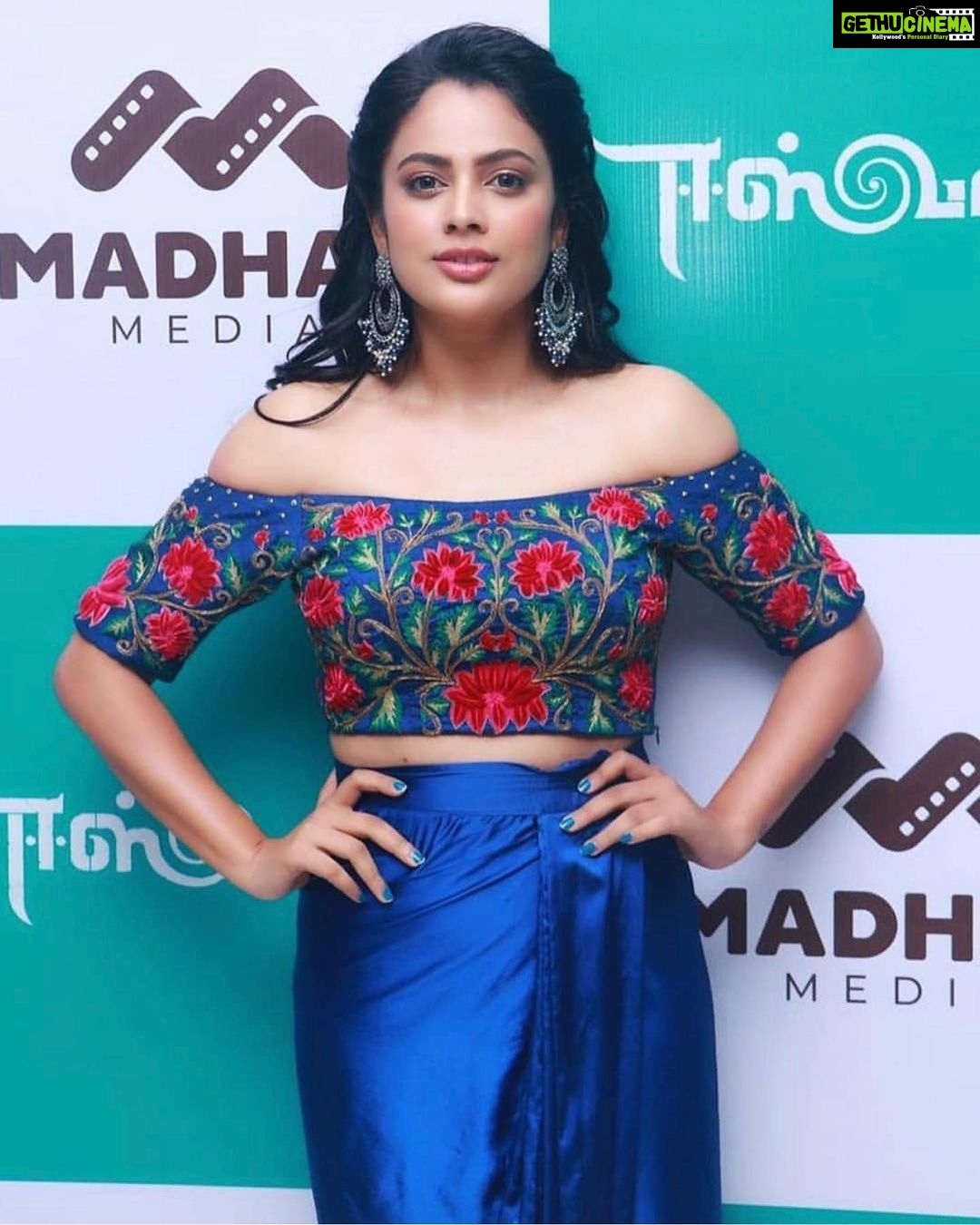 Nandita Swetha Instagram - In love with this beautiful outfit by @reshmakunhi . Makeup by @snehavij_mua . #eeswaran #audiolaunch #event #actress #makeup #styling #blue #croptop #designerwear #silambarasan #southactress #tamilactress #tamilmoviw #14threlease #pongaltreat #instapic #movie #instagram #instadaily #hashtag #nanditaswetha