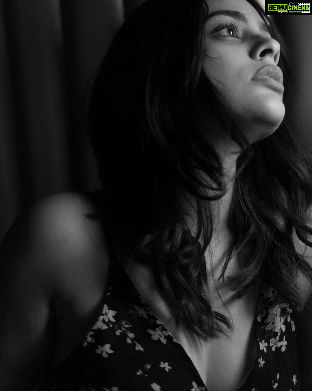 Nandita Swetha Instagram - ‘Waiting to say Good bye to 2020’ . . Clicked by @aykaiy #B&W #click #pose #indoor #editorial #messyhair #hyderabad #photographer #photography #photo #poser #actor #actress #south #shootlife #lifegoals #instapic #instagram #instadailyphoto #instalike #instagood #hashtag #trending #nanditaswetha