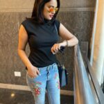 Nandita Swetha Instagram – Black Friday shopping?! Nah Nah.
Work mode ❤️
.
.
Wearing 
 @zara 
@rayban 
@rado 
@charleskeithofficial 
.
#black #blacktop #zara #floralpant #rayban #shorthair #silkyhair #lookbook #ootd #sleeveless #instapic #instagram #instagood #top #casuals #hashtags #bangalore #salontime #looks Orion Mall