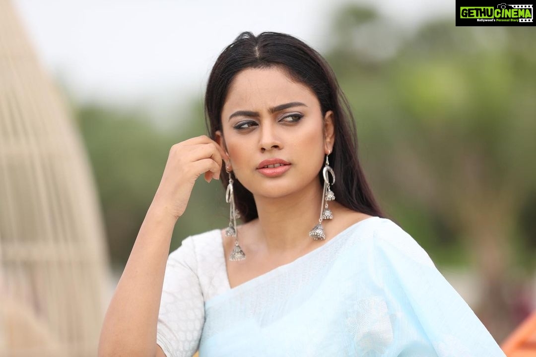 Nandita Swetha Instagram - ‘Embrace yourself’ . . Clicked by @saisathishvijayan Saree from @a_j_collections . Earings from @ . . #signaturelook #sareelove #sareeblouseinspiration #sareedraping #sareesofinstagram #sareeindia #sareestyle #sareefashion #poser #pose #love #shoot #click #instagram #instapic #instadaily #morningdose #straghthair #silverblouse #skybluesaree #blue #sky #homely #nanditaswetha #embraceyourself #embracethejourney #southactress