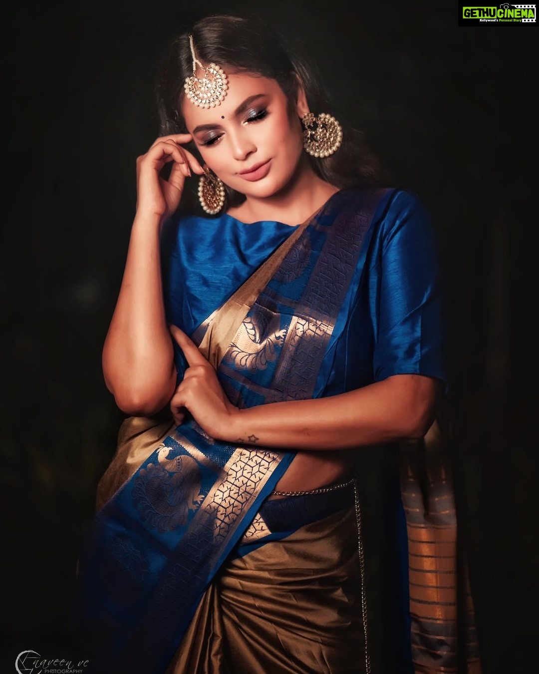 Nandita Swetha Instagram - βSaree is everythingβ . . Shot by @naveenvcphotography πΈπΈπΈ Saree from @vinzie.boutique π₯»π₯»π₯» Makeup by @makeuphairbyglory ππππ Hairstyle @makeup_by_gourii πππ Thanks @vj_hemalatha for everything πΈπΈπΈ #actress #south #bangalore #shoot #naveen #photographer #glory #gouri #vjhema #bluesaree #collaboration #outdoor #traditional #homely #homelygirl #kannadathi #poser #click Bangalore, India