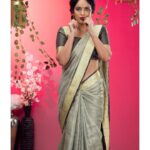 Nandita Swetha Instagram - Contest alert! Share this post in your instastoriesn tag me. I wil pick few of you n make a call on my insta live. Ready? Saree from @classic_collections_for_you . . Shot by @prachuprashanth Makeup n hair @vurvesalon . . #studioshoot #throwback #actresslife #sareelove #makeup #messybun #chennai #look #homely #instapic #instagram #actress #south #india #indianactress #greensareelook #nanditaswetha #flower