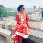 Nandita Swetha Instagram – Let our mind throw all the negative thoughts outside. Stay positive, stay happy. 
.
.
#homely #temple #palani #murugartemple #postivevibe #positive #spiritual #god #climb #sky #prayed #traditional #anarkali #look #nature #heals Palani Murugan temple