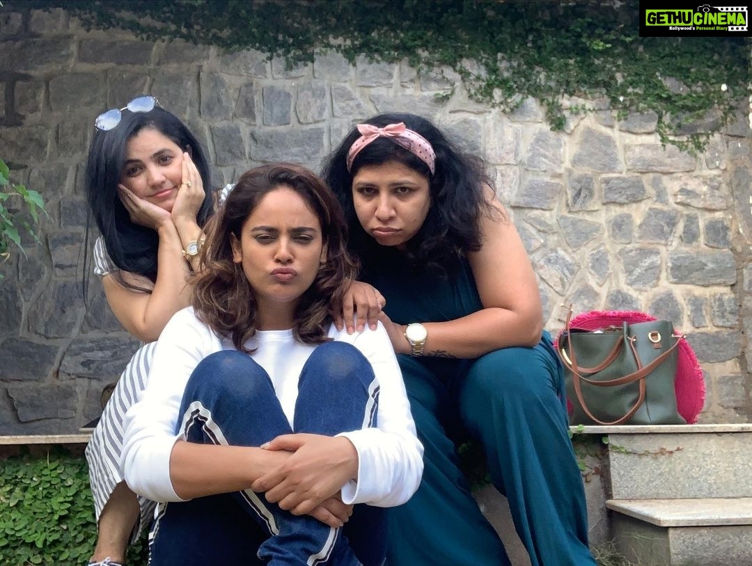 Nandita Swetha Instagram - Wat else we need? Less friends n lot of fun. . @prakash.sowmya @vj_hemalatha @smitha.patil.735 . . #dayout #girlgang #sweethearts #roadtrip #pout #crazygirl #we4 #vjhema #bangalore #wineyard #fun #friends #girlfriends Bangalore, India