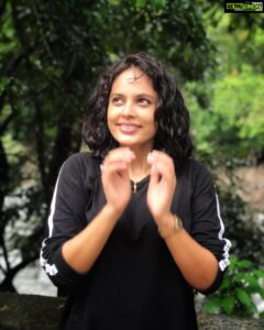 Nandita Swetha Instagram - Nature heals-) 
.
.
#nature #love #black #smile #roadtravel #sakaleshpur #dharmasthala #templevisit #myself #nomakeup #karnataka #curlyhair