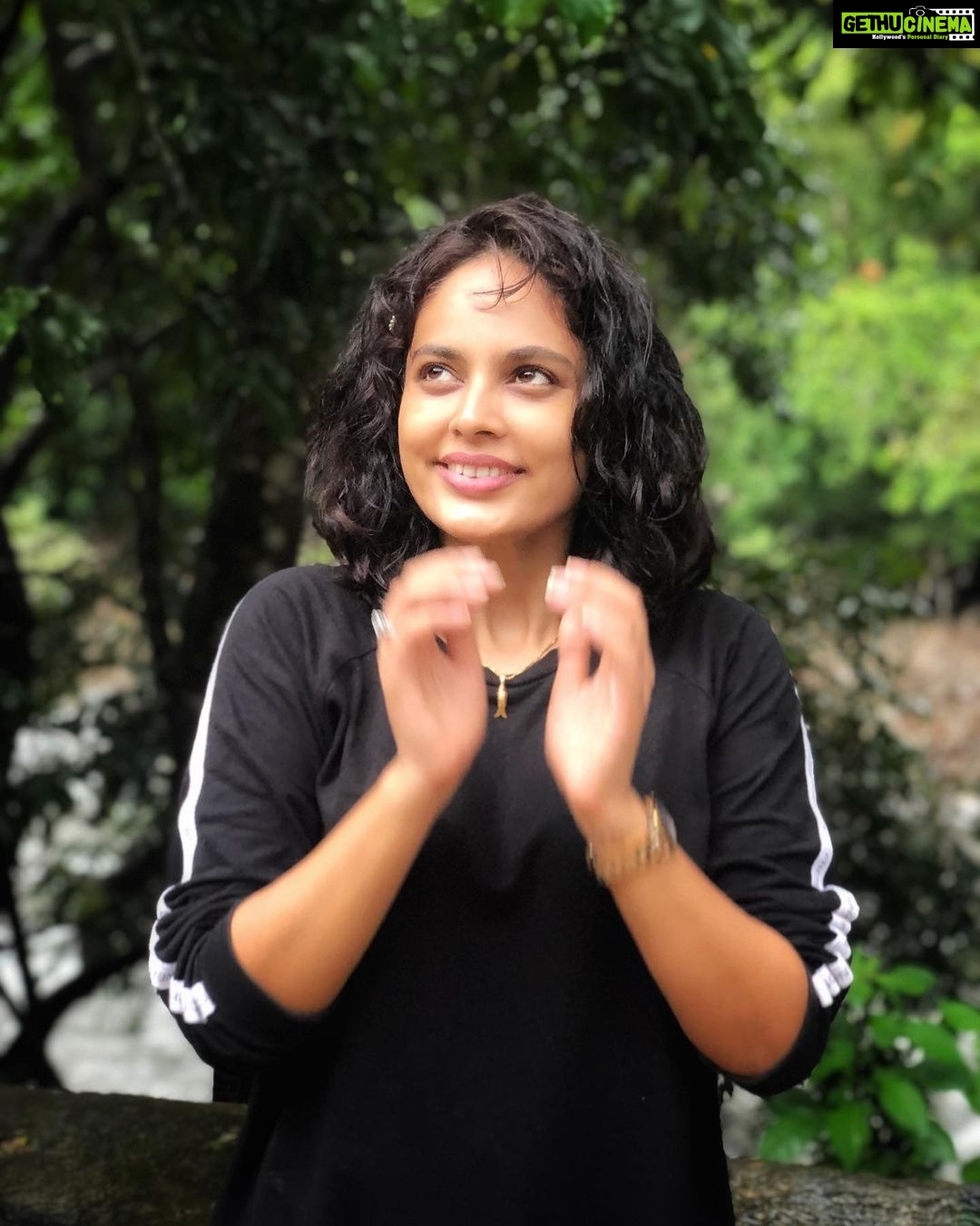 Nandita Swetha - 56.1K Likes - Nature heals-)
.
.
#nature #love #black #smile #roadtravel #sakaleshpur #dharmasthala #templevisit #myself #nomakeup #karnataka #curlyhair