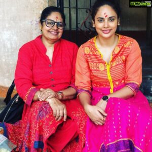 Nandita Swetha Instagram - All about being blessed by god & being next to your family. 
You are not my friend @vj_hemalatha 🧚🏻‍♀️🧚🏻‍♀️
@hemanagarathna 
@naanu_yuvan 
.
#temple #family #dayout #homely #traditional #blessed #pray #positivity #bangalore #smile #innerpeace #ponytailgirls #kabbalammatemple #roadtrip