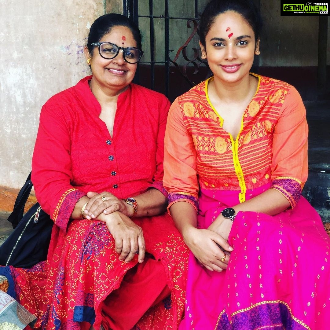 Nandita Swetha - 59.2K Likes - All about being blessed by god & being next to your family.
You are not my friend @vj_hemalatha 🧚🏻♀️🧚🏻♀️
@hemanagarathna
@naanu_yuvan
.
#temple #family #dayout #homely #traditional #blessed #pray #positivity #bangalore #smile #innerpeace #ponytailgirls #kabbalammatemple #roadtrip