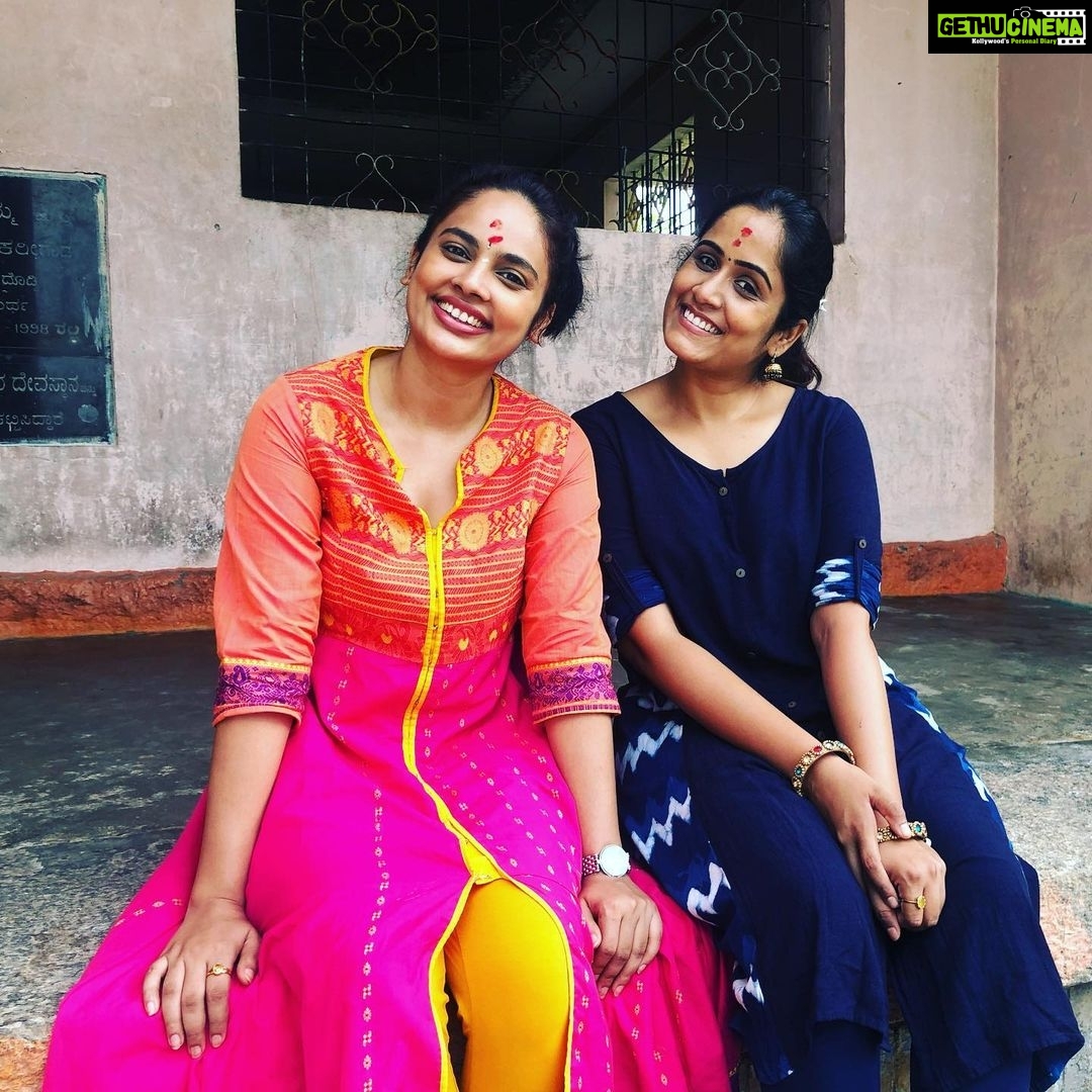 Nandita Swetha - 59.2K Likes - All about being blessed by god & being next to your family.
You are not my friend @vj_hemalatha 🧚🏻♀️🧚🏻♀️
@hemanagarathna
@naanu_yuvan
.
#temple #family #dayout #homely #traditional #blessed #pray #positivity #bangalore #smile #innerpeace #ponytailgirls #kabbalammatemple #roadtrip