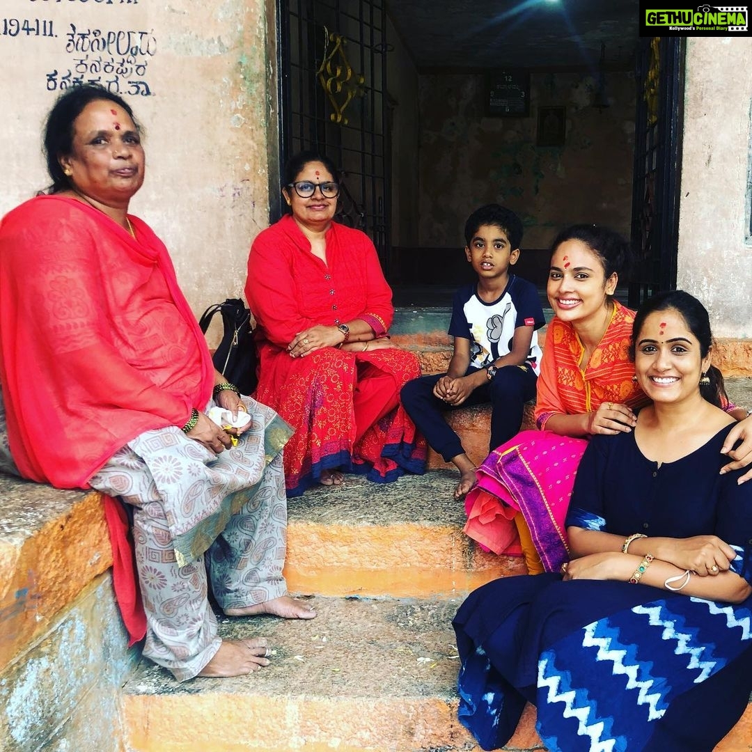 Nandita Swetha - 59.2K Likes - All about being blessed by god & being next to your family.
You are not my friend @vj_hemalatha 🧚🏻♀️🧚🏻♀️
@hemanagarathna
@naanu_yuvan
.
#temple #family #dayout #homely #traditional #blessed #pray #positivity #bangalore #smile #innerpeace #ponytailgirls #kabbalammatemple #roadtrip