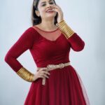 Nandita Swetha Instagram - Who is the queen😍😍 Shot by @ravi_cross_clickx Stylsit @firoz_design_studio Belt- @accessories Hairstyle - @vadhuvumakeupstudio Asst- @thiru_n3 . #dhee14 #outift #redgown #ownmakeup #hyderabad #etv #dance #judge