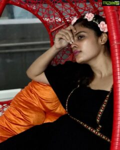 Nandita Swetha Instagram - Camera loves me❤️❤️❤️
.
.
Shot on @apple 
Clicked by @vj_hemalatha 
Wearing @vajor 
.
#blackdress #swing #pose #nomakeup #sunset #eveningclick #colors #friend’sclick #flowet #tiara #weekend #click #iphone #nofilter