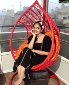 Nandita Swetha Instagram - Camera loves me❤️❤️❤️
.
.
Shot on @apple 
Clicked by @vj_hemalatha 
Wearing @vajor 
.
#blackdress #swing #pose #nomakeup #sunset #eveningclick #colors #friend’sclick #flowet #tiara #weekend #click #iphone #nofilter
