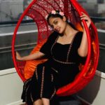 Nandita Swetha Instagram - Camera loves me❤️❤️❤️ . . Shot on @apple Clicked by @vj_hemalatha Wearing @vajor . #blackdress #swing #pose #nomakeup #sunset #eveningclick #colors #friend’sclick #flowet #tiara #weekend #click #iphone #nofilter