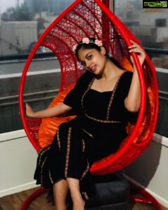 Nandita Swetha Instagram - Camera loves me❤️❤️❤️
.
.
Shot on @apple 
Clicked by @vj_hemalatha 
Wearing @vajor 
.
#blackdress #swing #pose #nomakeup #sunset #eveningclick #colors #friend’sclick #flowet #tiara #weekend #click #iphone #nofilter