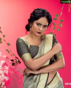 Nandita Swetha Instagram - Contest alert! 
Share this post in your instastoriesn tag me. I wil pick few of you n make a call on my insta live. Ready?

Saree from @classic_collections_for_you 
.
.
Shot by @prachuprashanth 
Makeup n hair @vurvesalon 
.
.
#studioshoot #throwback #actresslife #sareelove #makeup #messybun #chennai #look #homely #instapic #instagram #actress #south #india #indianactress #greensareelook #nanditaswetha #flower