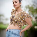Nandita Swetha Instagram - It’s a process. Yo r innocent, yo learn by time, yo get confident, yo decide to showcase, yo enjoy the hard work. .swipe ➡️ . Clicked by @kiransaphotography 📸 . . Top - @veromodaindia Jeans - @zara Shoe - @zara Sunglass - @rayban . . Location - @hyattregencychennai . . #posing #poser #highbun #chennai #actor #shoot #photo #photooftheday #2020 #croptop #highwaist #fashion #look #instagram #nanditaswetha
