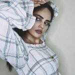 Nandita Swetha Instagram - ‘ Being positive is like wearing a Crown’ 👸 👑 . Swipe right▶️ . Shot on #s20ultra @samsungindia @samsungmobile . Edited #lightroomedits . Top👚 - @Zara . Neckpiece - @forever21_in . Lipstick - @bellavoste #pose #makeup #hairstyle #actress #nanditaswetha #learn #magic #indoor #editedpic #filter #samsung #s20