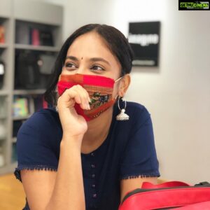 Nandita Swetha Instagram - Thought of posting these images. 
Lockdown has taught many many things to us. 
Today is the first day I have been out on work. Outside world looks so different compare to before. Somewhr the world is mourning. Everything looks so dull. It’s shldnt be like this! Definitely it is leading us to get into to depression, anxiety. 
Reason is within us. Let’s be careful. 
Let’s fight being cautious. Let’s be responsible. Let’s not loose our own ppl.  Let’s not loose hope 
Let’s stay strong 
Let’s be ther for everyone
Much love xxx .
.
.
Swiperight▶️
Special thanks to @reshmakunhi for sending this comfortable #mask at door step. 
Guys order ur own customised masks. Contact @reshmakunhi  #indowestern #candid #look 
#homely #ootd #masks #covid19 #pandemic #staysafe #homelygirl #homelylook #red