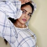 Nandita Swetha Instagram - ‘ Being positive is like wearing a Crown’ 👸 👑 . Swipe right▶️ . Shot on #s20ultra @samsungindia @samsungmobile . Edited #lightroomedits . Top👚 - @Zara . Neckpiece - @forever21_in . Lipstick - @bellavoste #pose #makeup #hairstyle #actress #nanditaswetha #learn #magic #indoor #editedpic #filter #samsung #s20