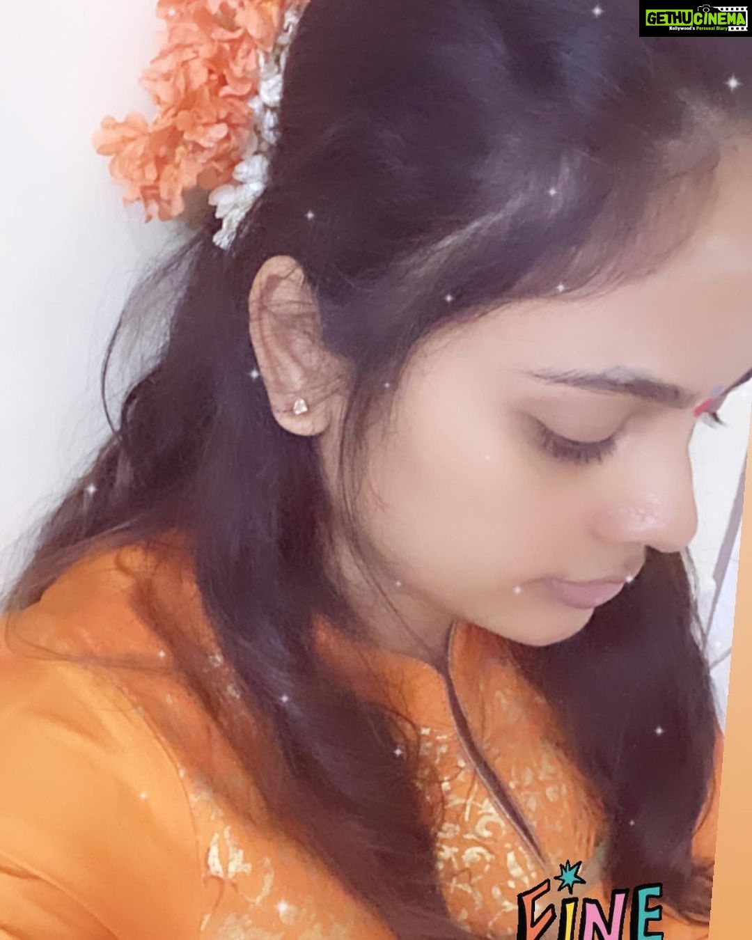 Nandita Swetha Instagram - Tag that girl who still loves #kanakambarahoo Let me see how many of are like meππ #kanakambaram #kanakambralu #kanakambaramflower #flowergirl #homelylook #nomakeup #orange #salwar #look #instapic #instadaily #instamood #ondemand #posting #OOTD