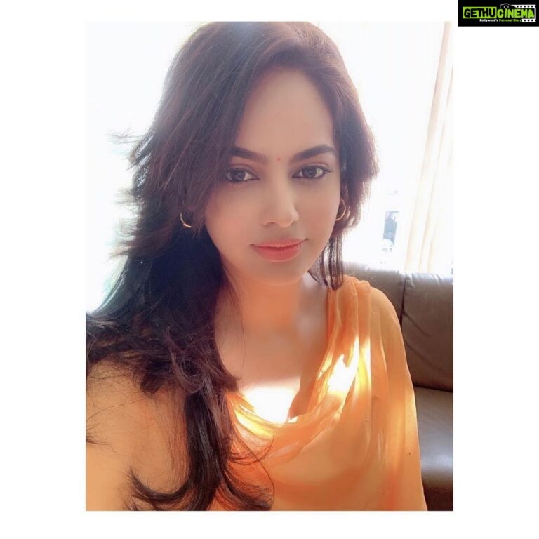 Nandita Swetha Instagram - Life is all about collecting good memories🐥🐥🐥 #throwback #instapic #filter #sunraise #orange #earlymorning #majorclick #memory #iphone #selfie #brundhavan #holi #actorlife