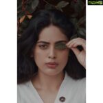 Nandita Swetha Instagram - Can anybody find the eggs in that leaf 🍃 My fav pic clicked by @irst_photography 👏🏻👏🏻👏🏻 #poser #leave #click #eggs #gold #actor #shoot #photo #experiment #insta #instapic #treding
