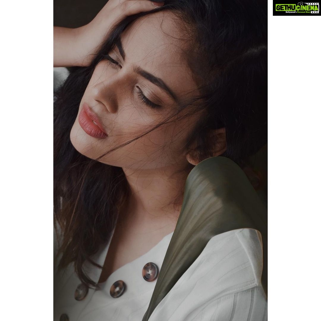 Nandita Swetha Instagram - Itโs the essence u create on ur own๐๐ ๐ธ๐ธ๐ธ by @irst_photography the awesome guy๐ฆธ๐ปโโ๏ธ #poser #austhetic #actor #insta #instapic #look #2020 #nanditaswetha #green #leave #south #click #trending