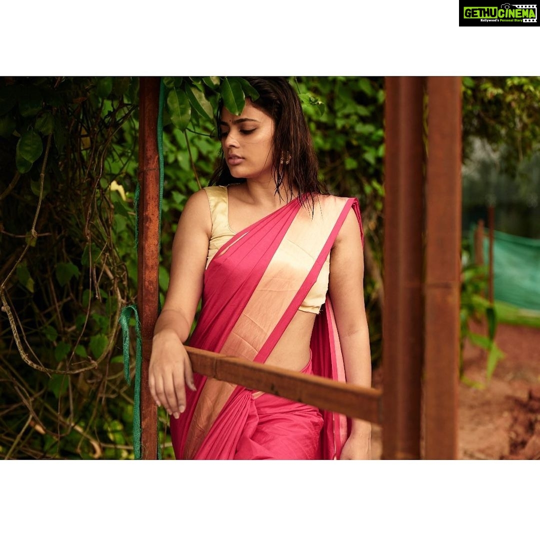 Nandita Swetha Instagram - Throw backππ»ππ»ππ»πΈπΈπΈ @bhagathmakka #redsaree #poser #nanditaswetha #rustic #saree #pose #candid #hyatth #chennai #mood #insta #instapic @instagram #trending