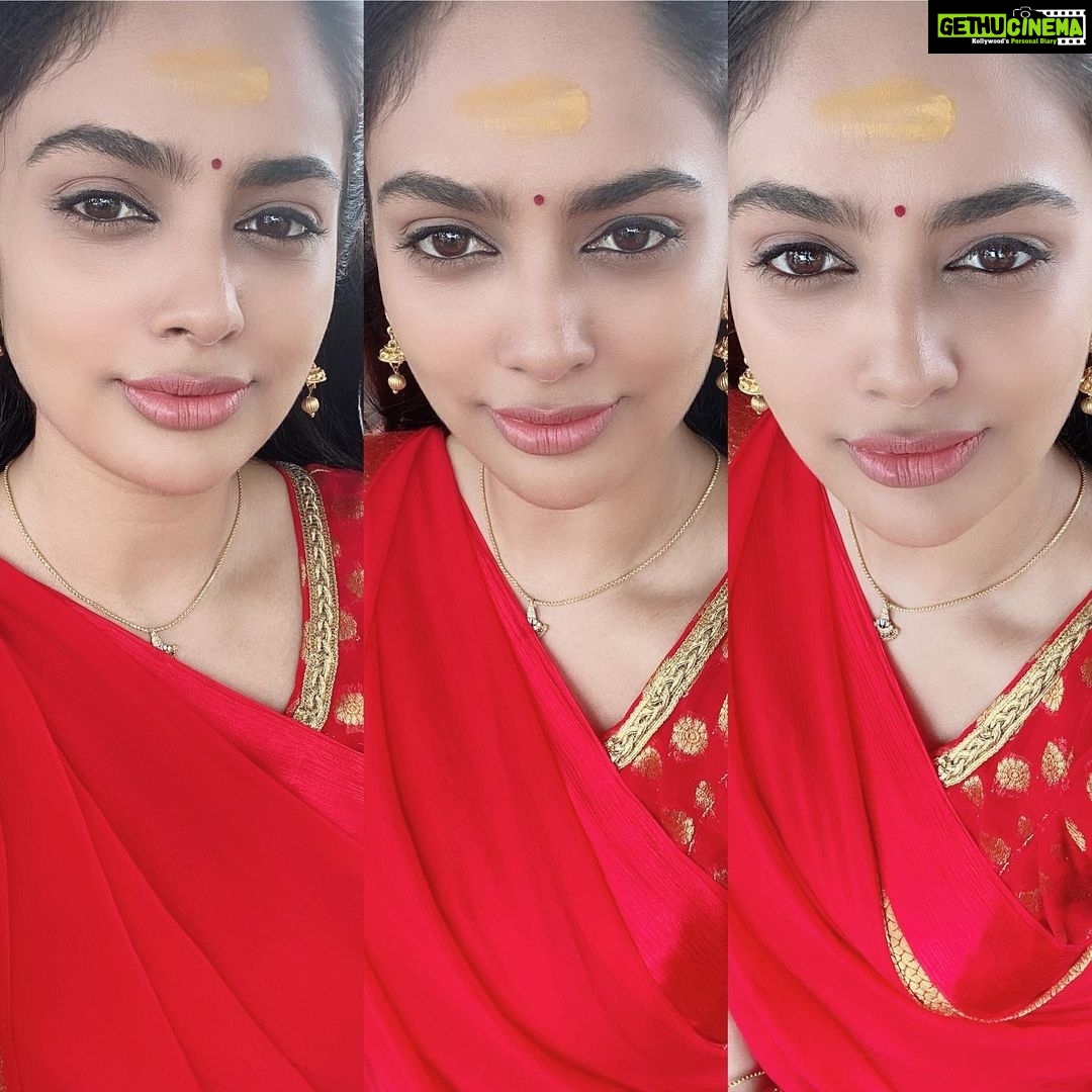 Nandita Swetha Instagram - Red is the new trendππ»ππ»ππ»ππ» #sareelove #actor #shoot #shootine #redsaree #homely #traditional #chennai #selfie #apple #iphone11pro @iphone11pro.official