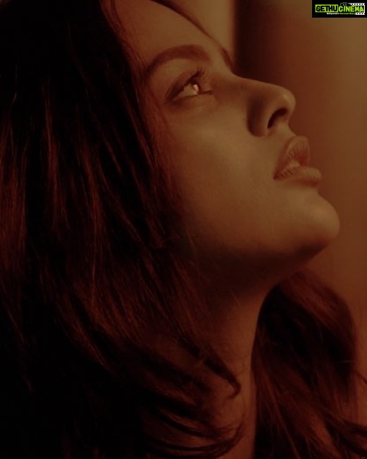 Nandita Swetha Instagram - #favourite #pic #nanditaswetha #click #actor #mood #darklight #instapic #instagram @aykaiy @instagram