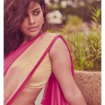 Nandita Swetha Instagram - On my own🧶🧶🧶 📸📸📸 by @bhagathmakka Saree from @magicalcollectionss 😍😍😍 Location @hyattregencychennai #saree #poser #actor #south #candid #wetlookhair Hyatt Regency Chennai