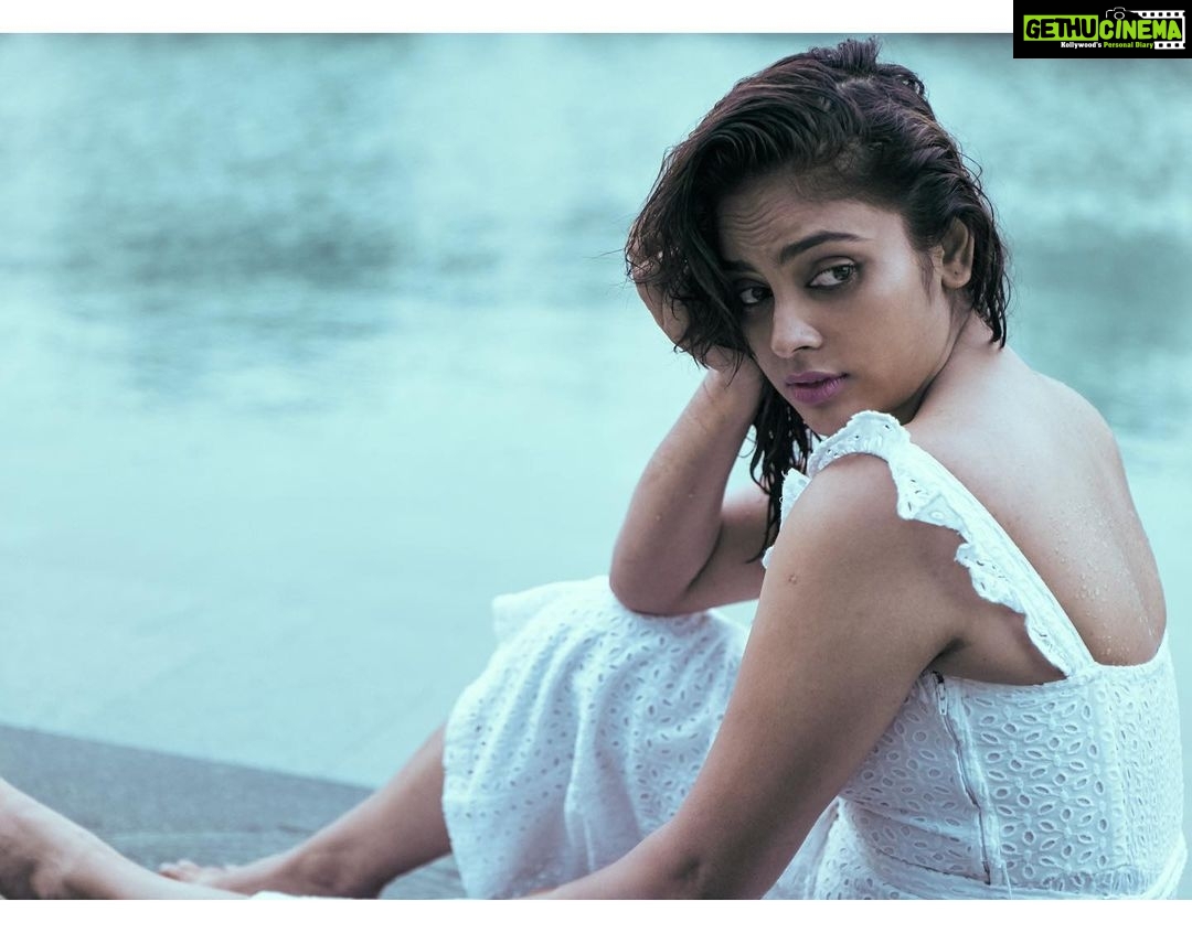 Nandita Swetha Instagram - It’s ok to take liberty on ur own life sometimes #sundayvibe #poser #pool #click #makka #sunset #nature
