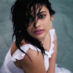 Nandita Swetha Instagram - All abt myself🧜🏼‍♀️🧜🏼‍♀️🧜🏼‍♀️ @lumixindia @bhagathmakka #actor #poser #lipstick #pool #sunset #nanditaswetha #instagram Hyatt Regency Chennai