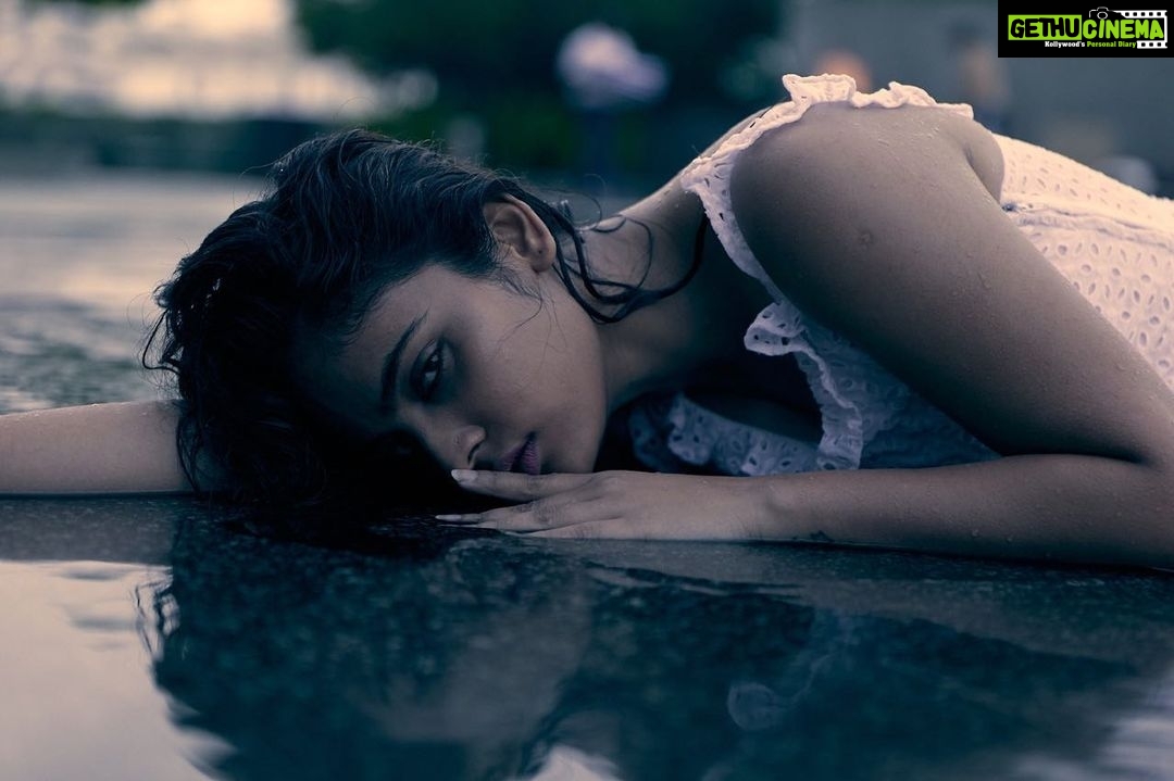 Nandita Swetha Instagram - Presenting u this mermaid๐ง๐ผโโ๏ธ๐ง๐ผโโ๏ธ๐ง๐ผโโ๏ธ Clicked by @bhagathmakka #sunset #nomkaup #click #actor #poser #pool #whitedress #reflection #nanditaswetha #instagram
