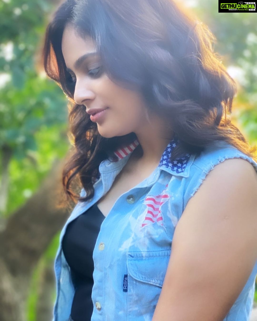 Nandita Swetha Instagram - That’s my fav jacket since 10years😝😝😝 #favourite #magiclight #iphone11pro #click #actor #evening #curlyhair