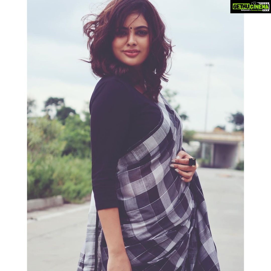 Nandita Swetha Instagram - I dress to impress myself๐๐๐ Wearing Makeup by @Nanditaswetha Link in the bio for self makeup. #bestieclick #actor #influencer #bindhilove #blacklive #croptop #feminine #southactress #nanditaswethainsaree #sky #cloud #nature Saree by @varnudais
