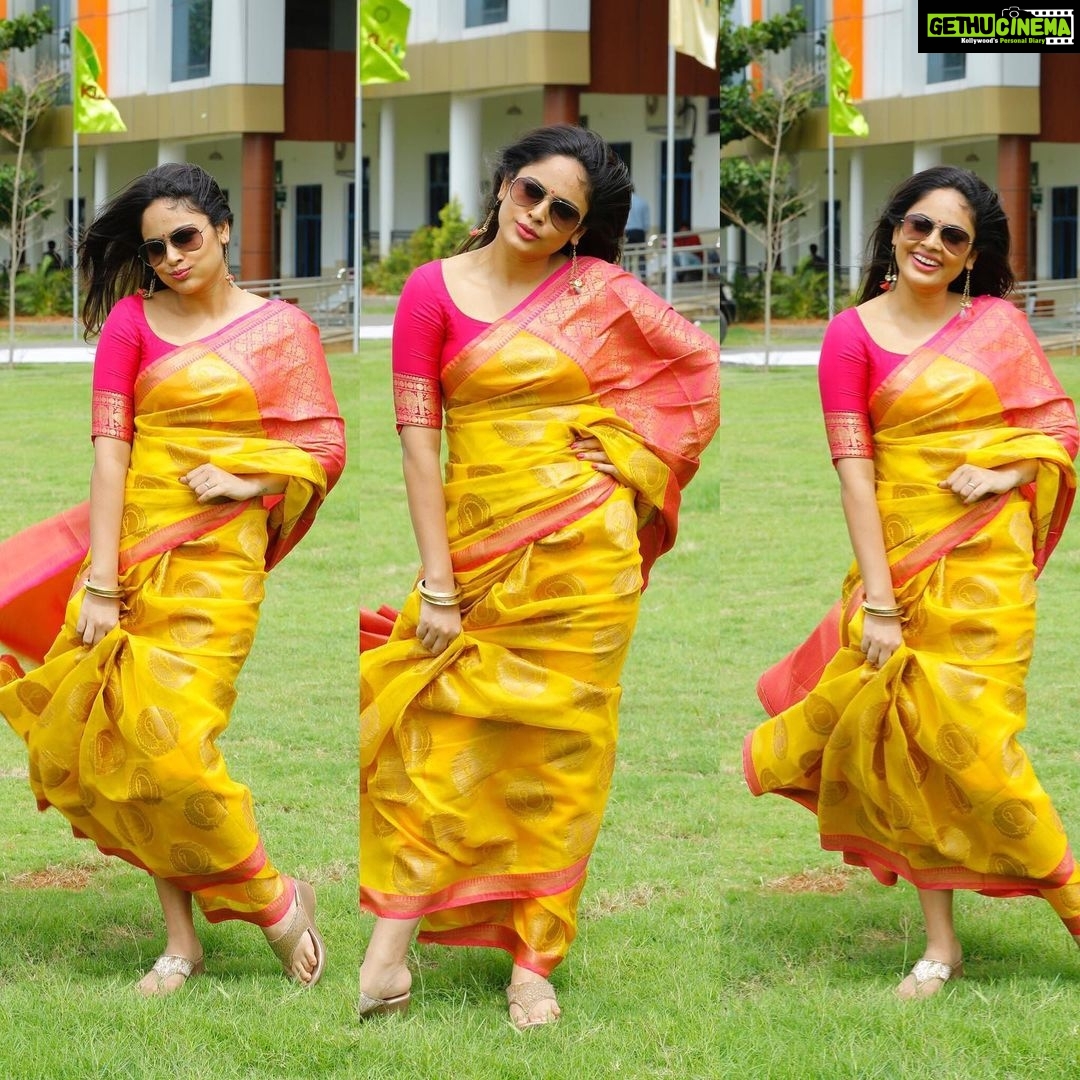 Nandita Swetha Instagram - Toughest thing to carry this saree look on the breezy weather but still loved itπππ Wearing @priyasabareesan saree from their collections. Check out their profile guys #sareelove #poser #influencer #actor #shoot #south #pink #yellow #bindhi #saree #wind #breeze