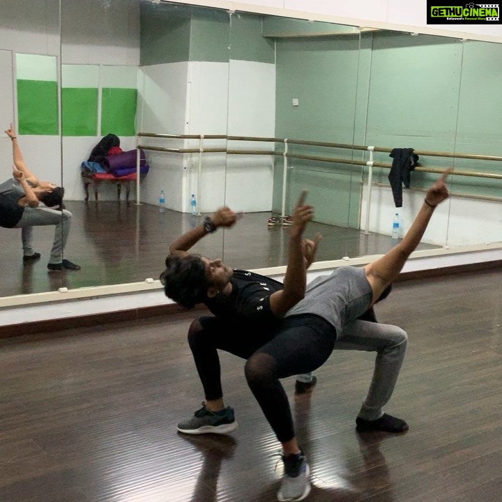 Nandita Swetha Instagram - #sokkurapenne my fav song❤️❤️ #nostalgic #dancerehersals may31strelease #myfavstep #tamil @kamera002 #devi2 #nanditaswetha @pareshshirodkar @yashjain_14 @jueevaidya @anj__ly @g_makeupartistry @shilpaiyer Mauritius