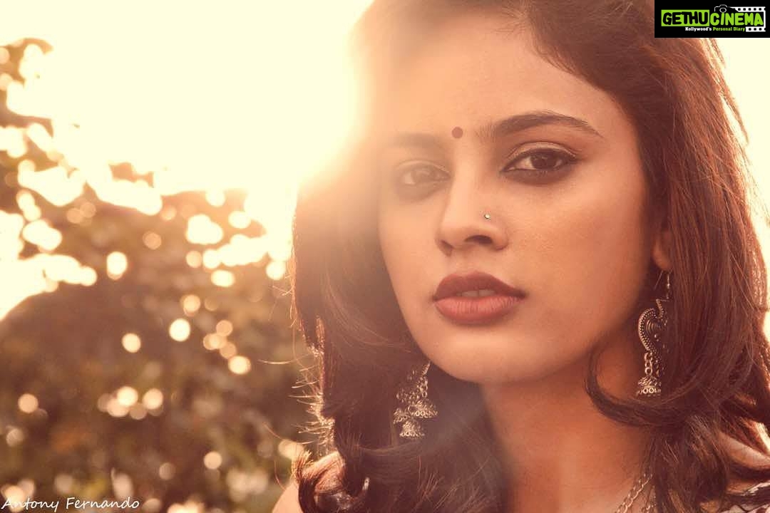 Nandita Swetha Instagram - Being myself-) Clicked by non other than @antonyfernandophotography #terraceclick #sunset #magiclight #selfmakeup