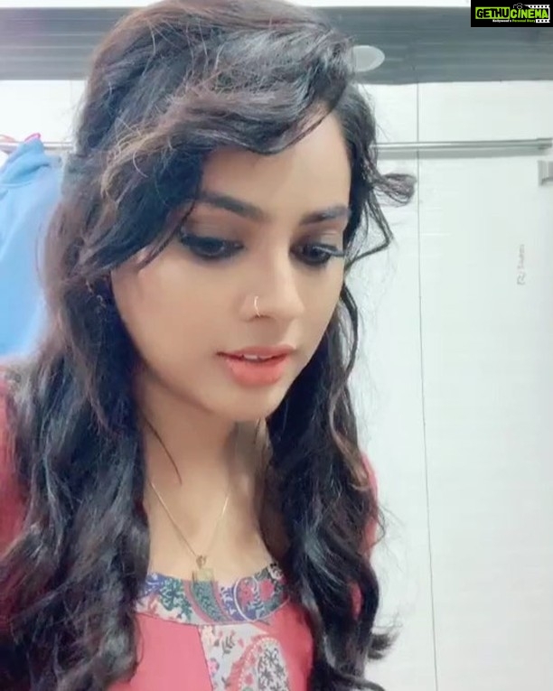 Nandita Swetha Instagram - Can anyone explain wat m I trying to say? Best response wil get my inbox msge ☝🏻🖐🏻🖐🏻🖐🏻💜🖤❤️💕 #tiktok #challenge #Answer