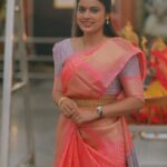 Nandita Swetha Instagram – Pinky punks💕💕
 Saree from @aaru_s_boutique 
.
#homely #marriagevibe #temple #pinksaree