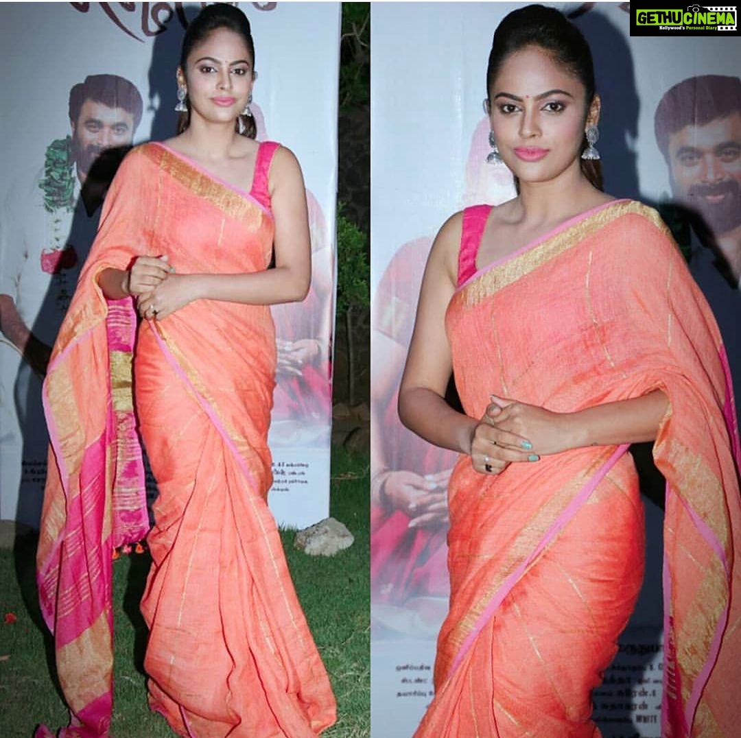 Nandita Swetha Instagram - I love saree๐๐ #Saree #Homely #Pressmeet #Actor #sleeveless #Makupon #Ponytail #Kollywood #Tollywood #Poser This beautiful linen saree is from @tanyafashions #Trichy check out her profile guys. Loved it