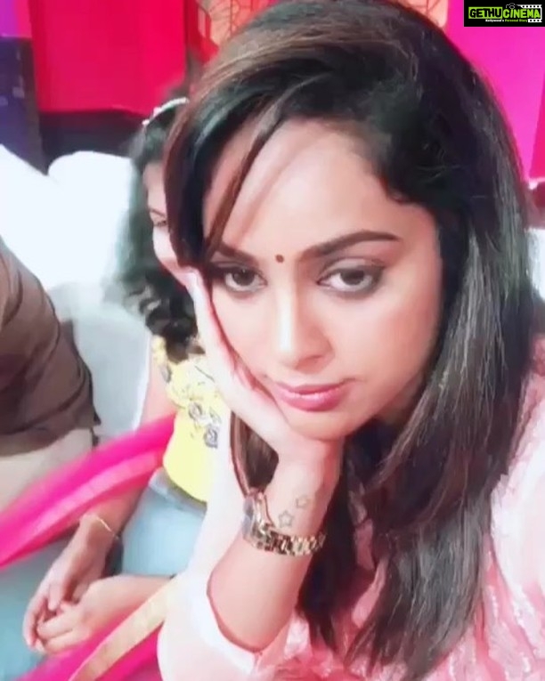 Nandita Swetha Instagram - Whn hero himself does that style๐๐ @sasikumardir #Musically #Kangal #Tamil