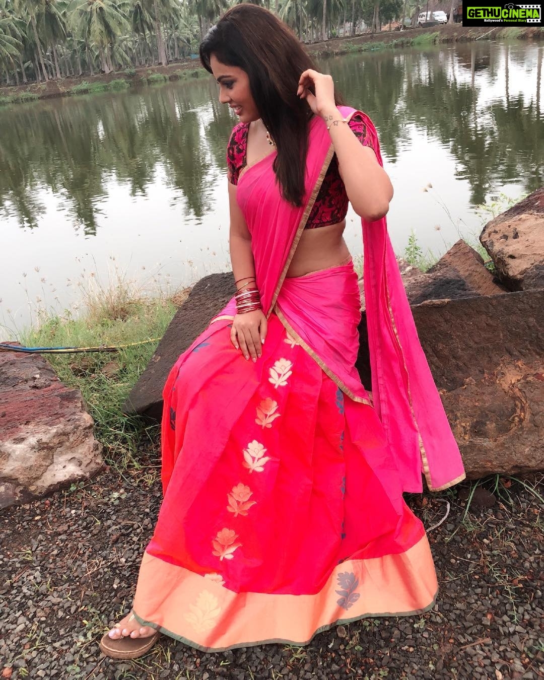 Nandita Swetha Instagram - No matter wat. Pose lady😝😝 #Halfsareelove #Pink #Poser