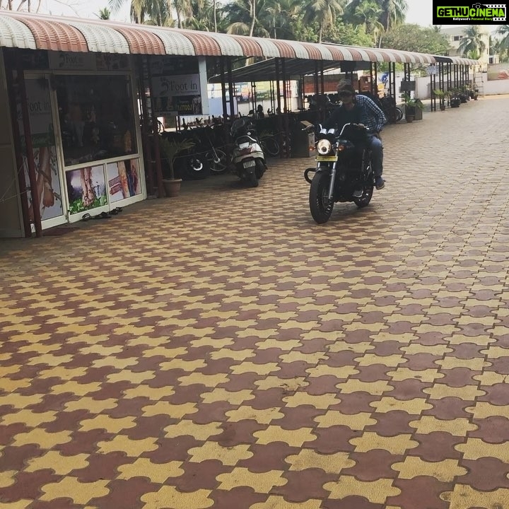 Nandita Swetha Instagram - Whn u hv to pretend like u knw how to ride a bullet😛😛 Bullet practicing-) #Royalenfield #Srinivasakalyana #Paddhu #Homely #Bold #Telugu #Amalapura
