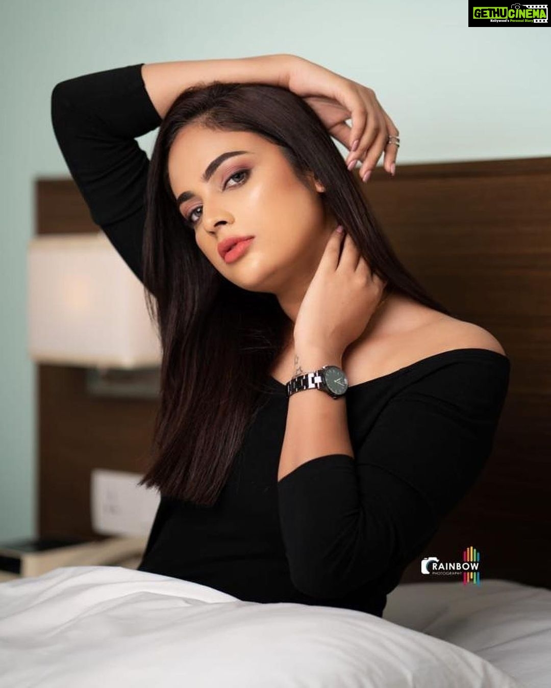 Nandita Swetha Instagram - Celebrate this Black Friday with @danielwellington and get up to 50% discount on plenty of items, limited availability and dont miss out on their 48h deals 😱🖤 Add my discount code NANDITA to save another 15% off on your purchase 😍 Offer valid till stock lasts 🎁 #DanielWellington #ad
