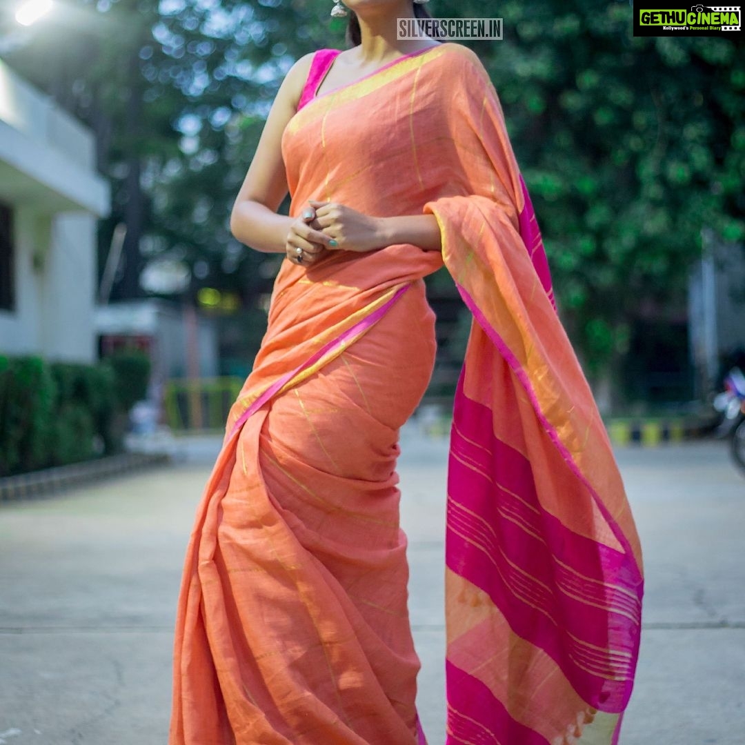 Nandita Swetha Instagram - I love saree๐๐ #Saree #Homely #Pressmeet #Actor #sleeveless #Makupon #Ponytail #Kollywood #Tollywood #Poser This beautiful linen saree is from @tanyafashions #Trichy check out her profile guys. Loved it