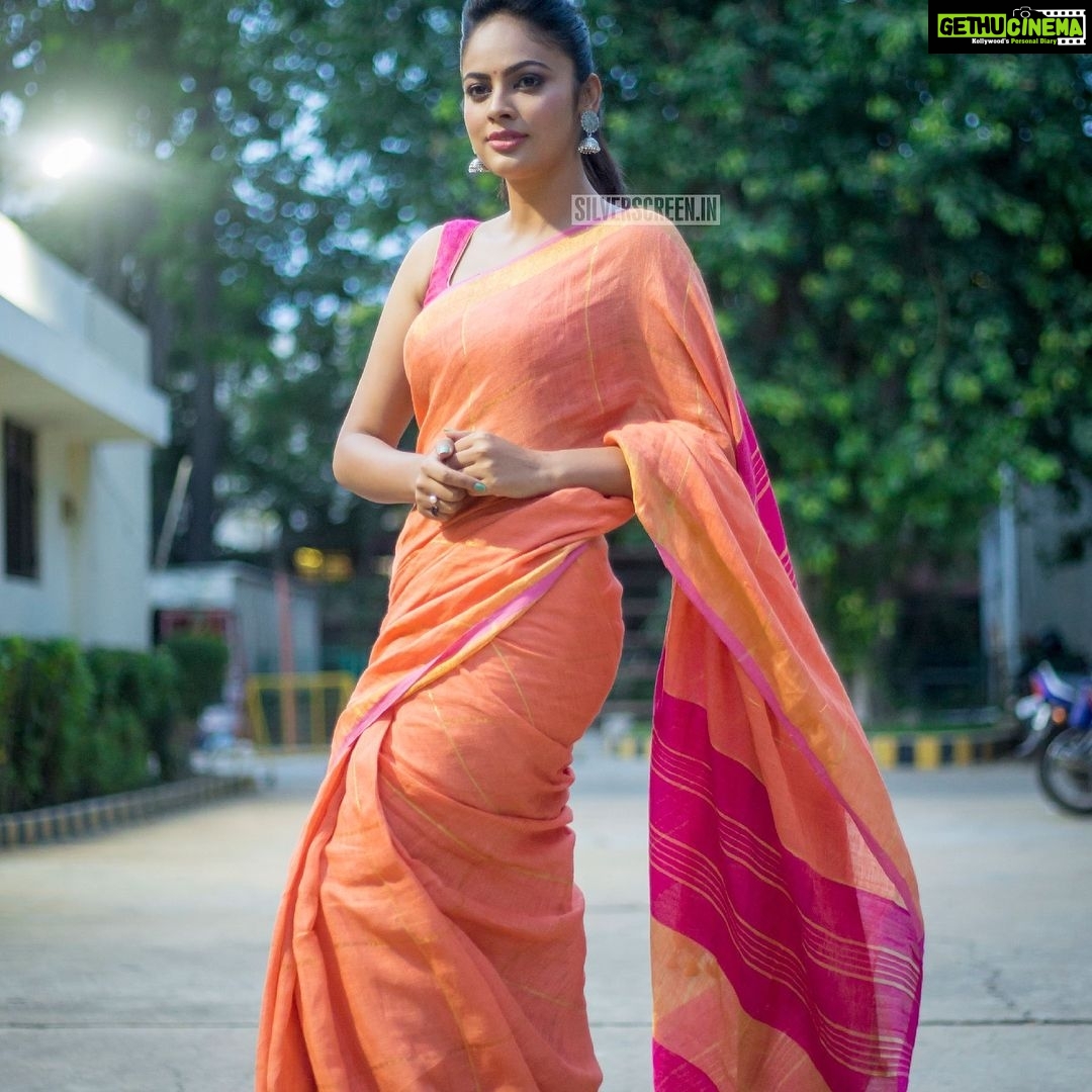 Nandita Swetha Instagram - I love saree๐๐ #Saree #Homely #Pressmeet #Actor #sleeveless #Makupon #Ponytail #Kollywood #Tollywood #Poser This beautiful linen saree is from @tanyafashions #Trichy check out her profile guys. Loved it